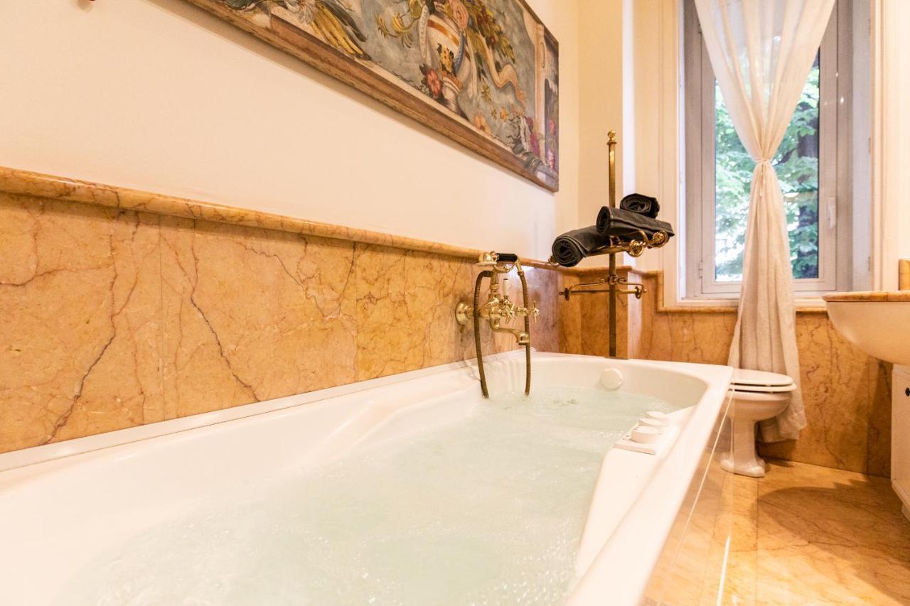 Klimt - Jacuzzi 5 Star - Luxury Design Apartment Мілан Екстер'єр фото